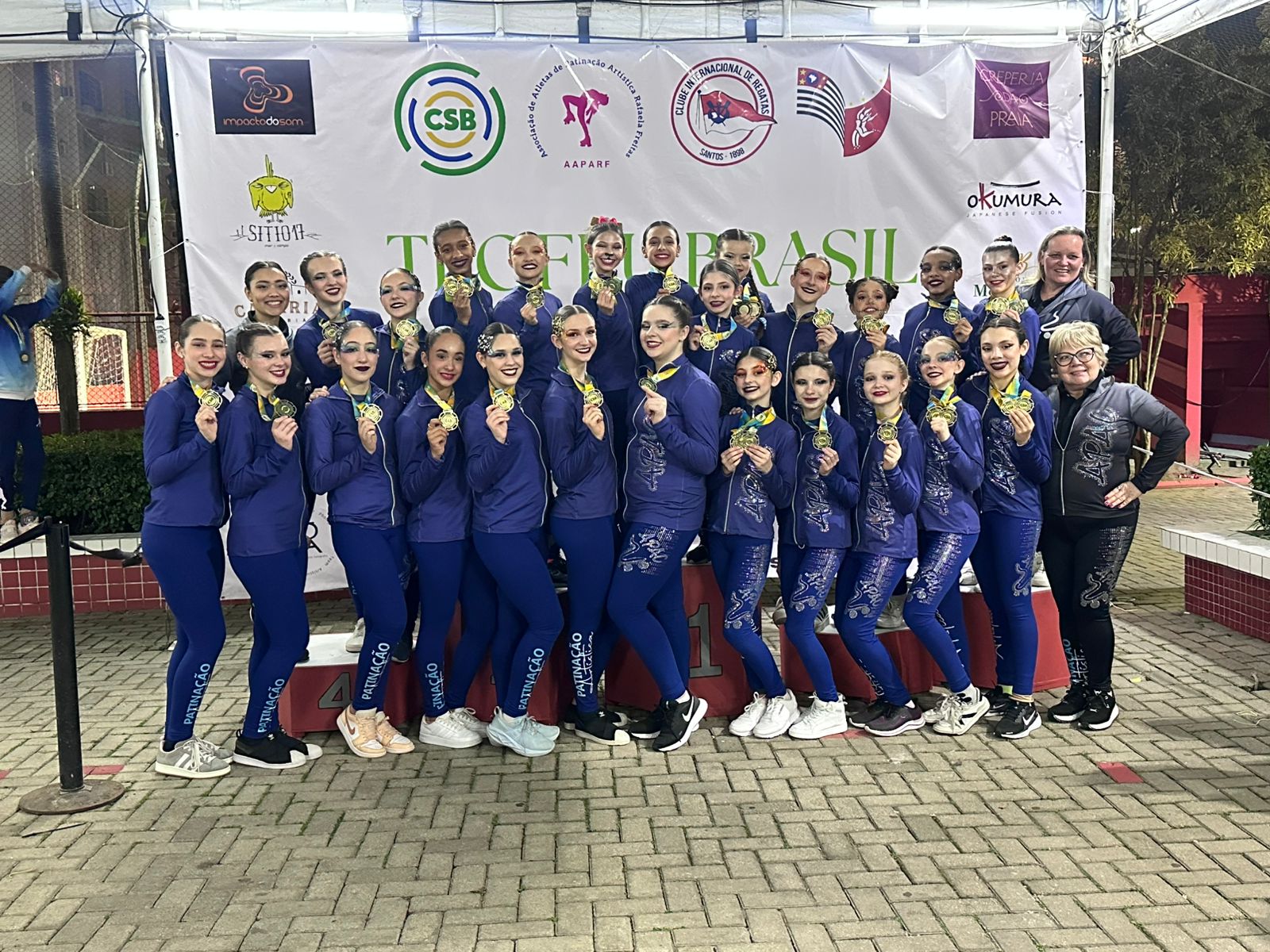 Equipe APAC com medalhas